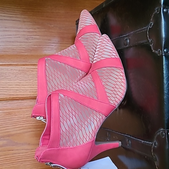 Lottini-red, pointy-toe, mesh/ illusion booties, size 8.5 - Picture 4 of 9